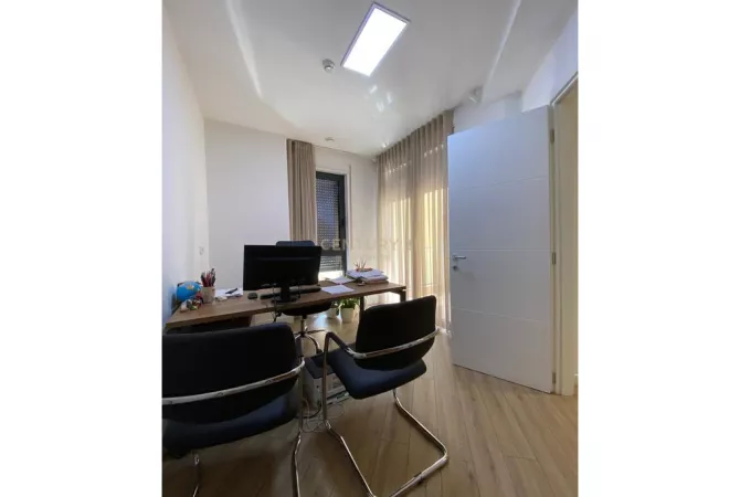 Jepet me Qira Ambjent per Zyra plus 4 poste Parkimi