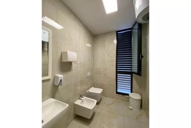 Jepet me Qira Ambjent per Zyra plus 4 poste Parkimi