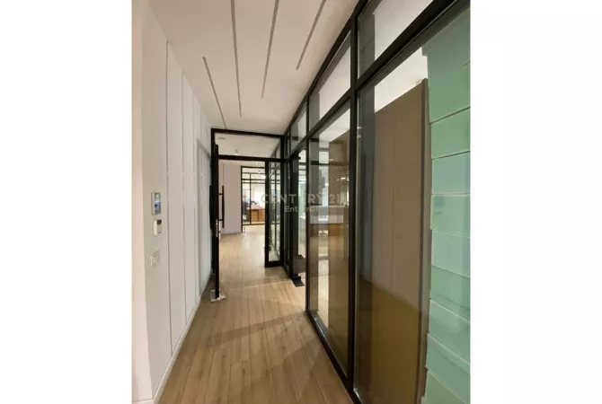 Jepet me Qira Ambjent per Zyra plus 4 poste Parkimi