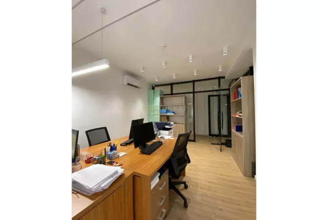 Jepet me Qira Ambjent per Zyra plus 4 poste Parkimi