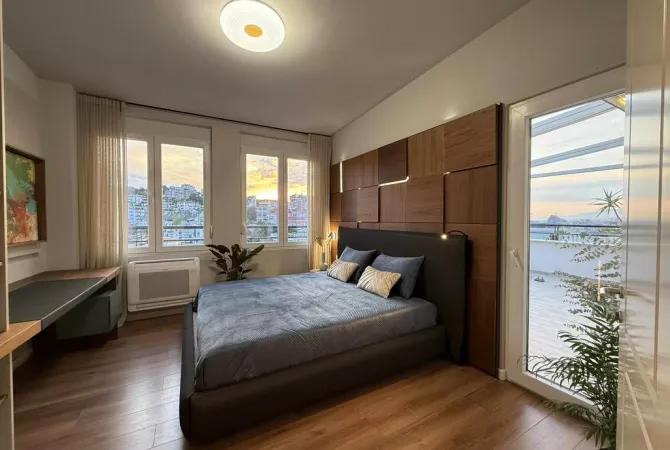 Shtepi ne shitje Papafingo(kati i catise) ne Tirane, 3+1, Mobilimi E mobiluar, Pagesa 440,000  Euro.