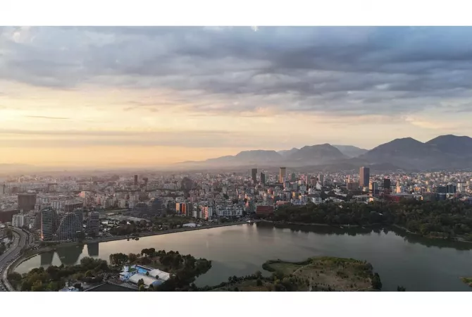 Shtepi ne shitje Papafingo(kati i catise) ne Tirane, 3+1, Mobilimi E mobiluar, Pagesa 440,000  Euro.