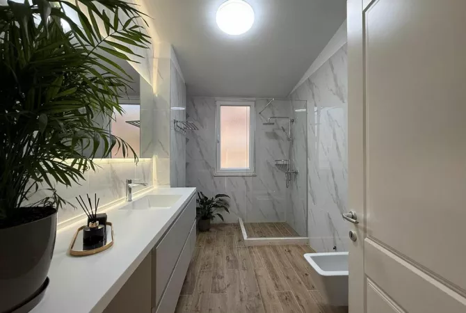 Shtepi ne shitje Papafingo(kati i catise) ne Tirane, 3+1, Mobilimi E mobiluar, Pagesa 440,000  Euro.