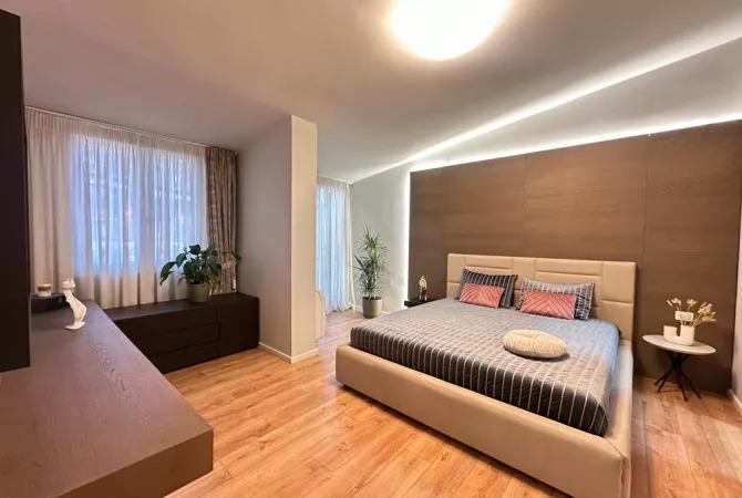 Shtepi ne shitje Papafingo(kati i catise) ne Tirane, 3+1, Mobilimi E mobiluar, Pagesa 440,000  Euro.