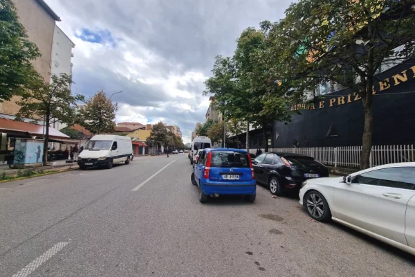 CORNER, BUZE RRUGE KRYESORE 160M2 Ambient Komercial me Qira – Rruga e Barrikadave, Qender, Tirane