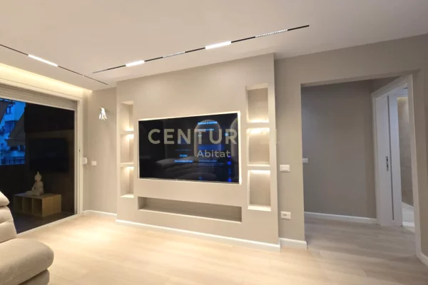 Appartamento in vendita a Tirana 2+1, Arredato