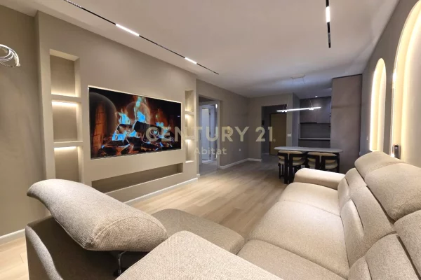 Appartamento in vendita a Tirana 2+1, Arredato