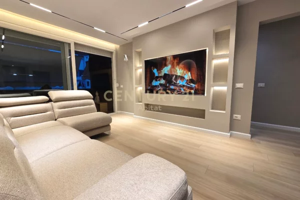 Appartamento in vendita a Tirana 2+1, Arredato