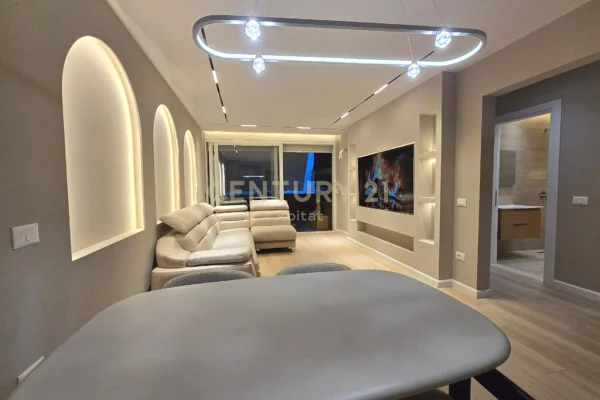 Appartamento in vendita a Tirana 2+1, Arredato