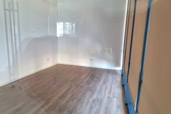 🏢 AMBIENT KOMERCIAL ME QIRA NE GOLDEN TOWER – MINE PEZA ✨