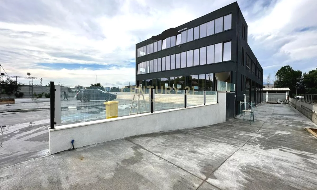 Jepet me qira objekt biznesi buze rruge kryesore, prane Top Channel (2240 M2)