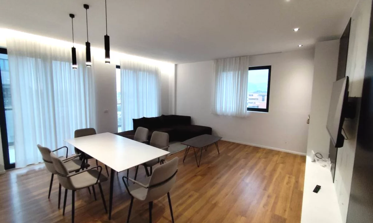 Appartamento in affitto a Tirana 3+1, Arredato