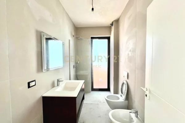 Luxury villas for sale in Durres 4+1, Emty