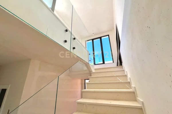 Luxury villas for sale in Durres 4+1, Emty