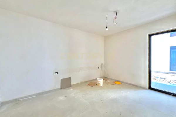 Luxury villas for sale in Durres 4+1, Emty