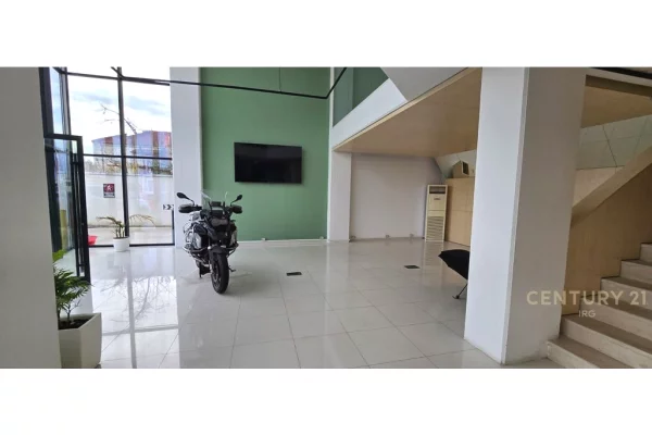 Showroom zyra dhe 2000 m2 parkim per qira!