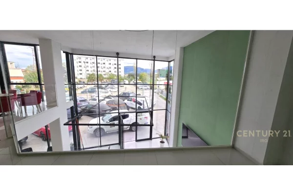 Showroom zyra dhe 2000 m2 parkim per qira!