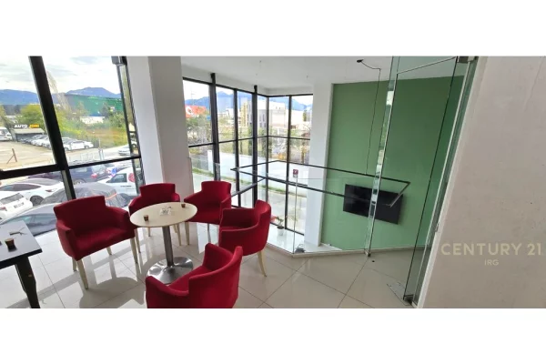 Showroom zyra dhe 2000 m2 parkim per qira!