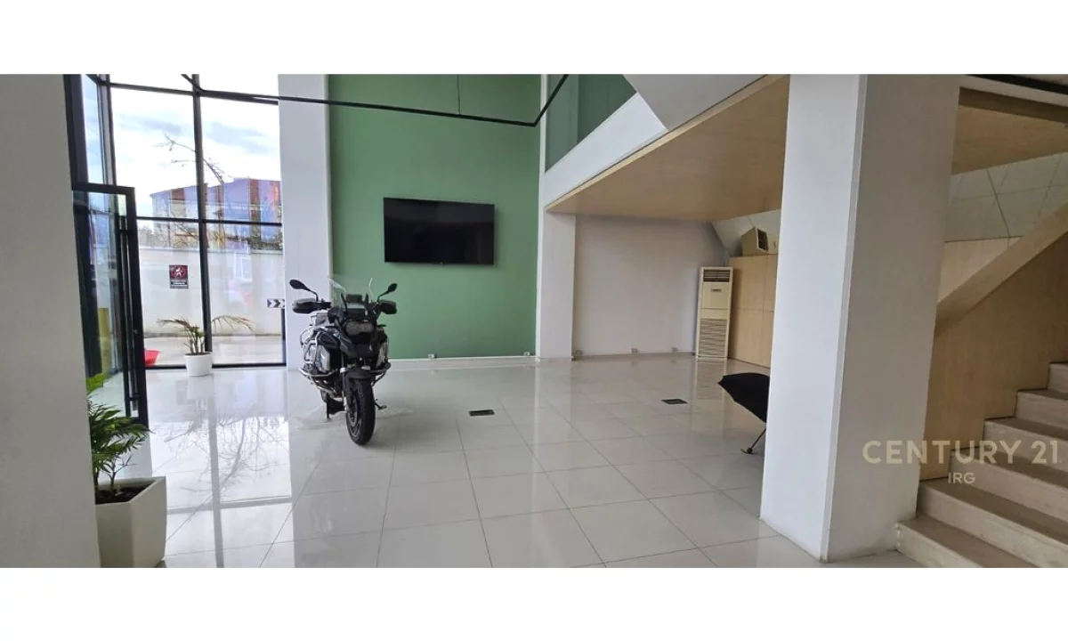 Showroom zyra dhe 2000 m2 parkim per qira!