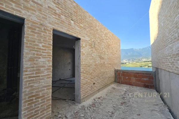 Luxury villas for sale in Tirana 3+1, Emty