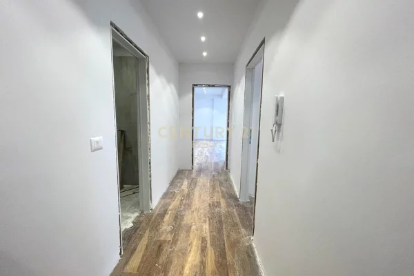 Shtepi ne shitje Apartament ne Tirane, 2+1, Mobilimi Bosh, pa mobiluar, Pagesa 183,600  Euro.