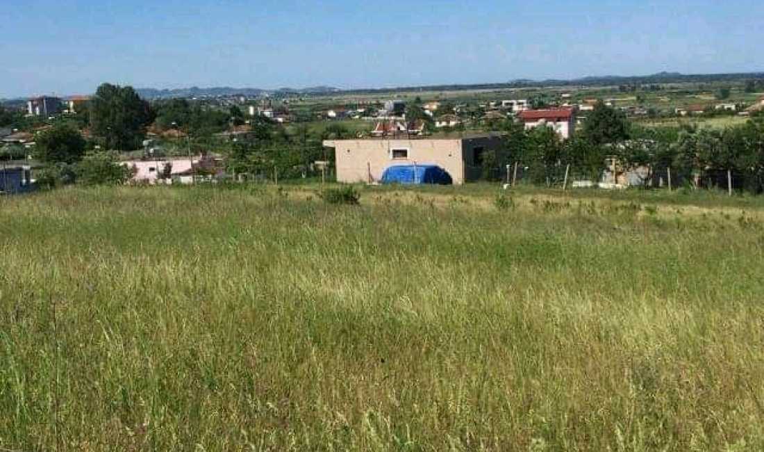 Shitet toke, koder me pamje nga deti 