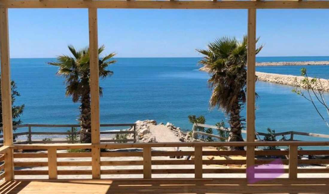 Jepet me qera Bar Restorante buze detit Adriatik...