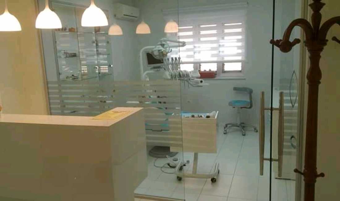 Klinika ofron sherbime per mbushje te gradave te ndryshme, drejtim dhembesh, extraksione(heqje)