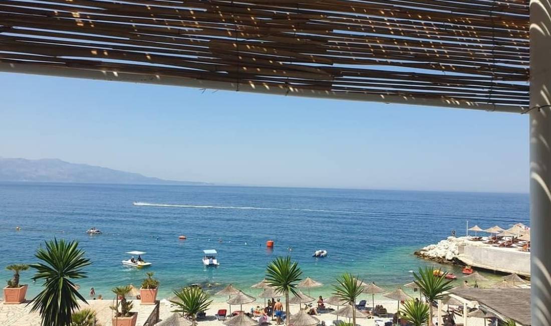 Offerte di lavoro a Santa Quaranta, Profession Kamarier  , , Pagamento Trattabile.