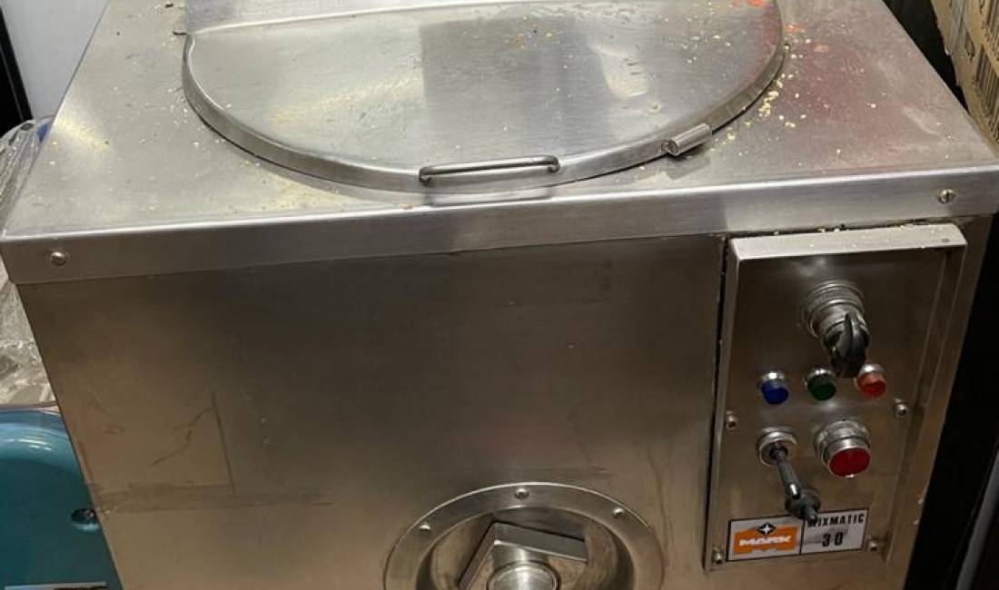 Shitet laborator per te bere akullore dhe krepa. 