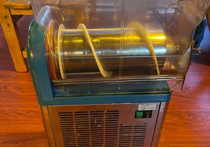 Shitet laborator per te bere akullore dhe krepa. 