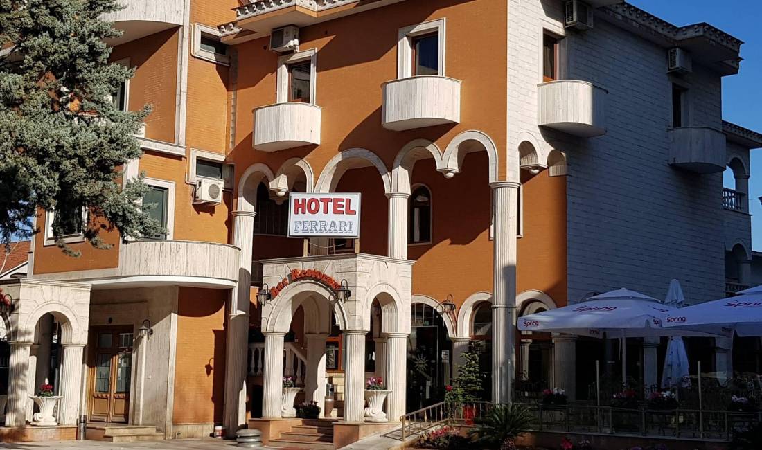 Offerte di lavoro a Tirana, Profession Banakiere, kamarier, Kuzhiniere,Ndihmese kuzhiniere , , Pagamento Trattabile.