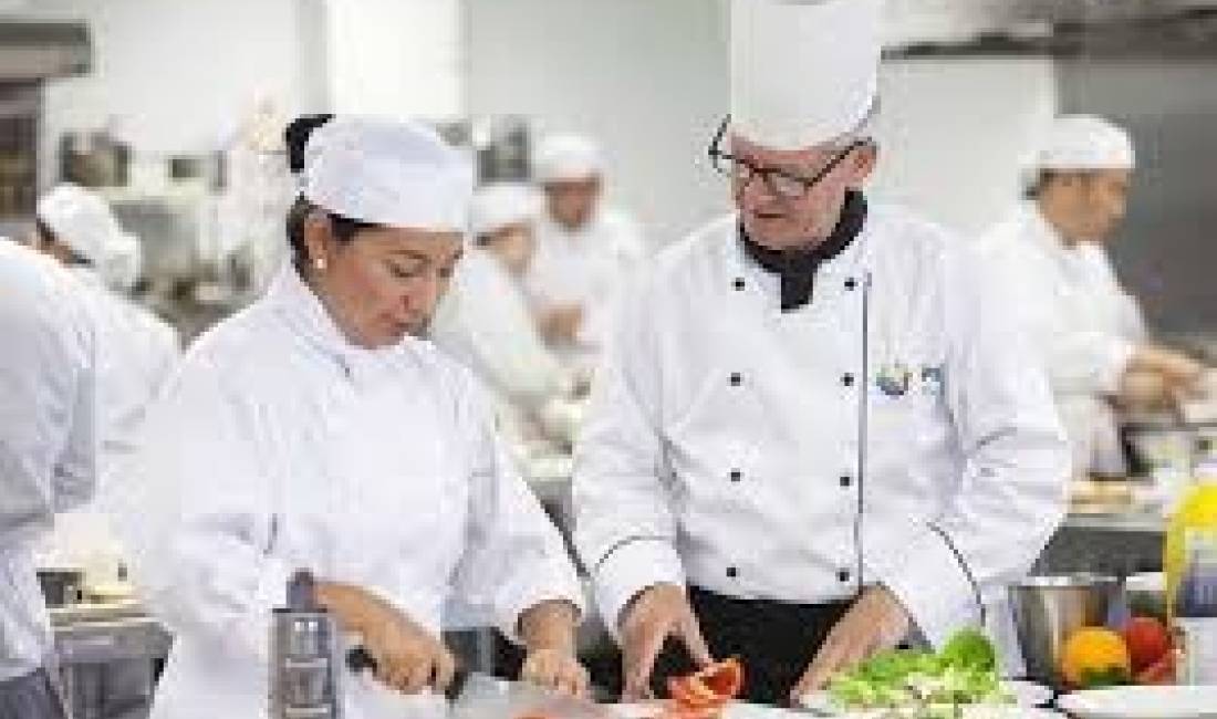 Offerte di lavoro a Tirana, Profession Ndihmes kuzhinier dhe sallatier , , Pagamento 35,000  Leke.