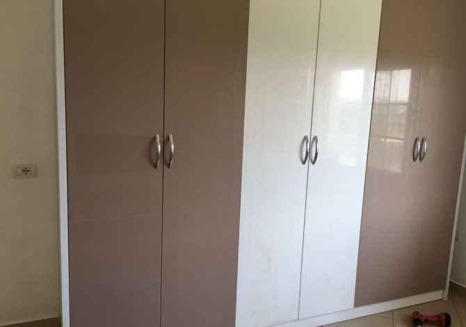 Lyejme dyer, kuzhina dhe dhoma gjumi 