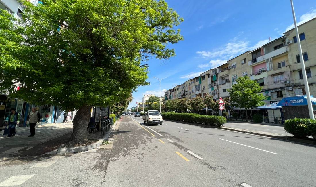 Rruga Muhamet Gjollesha, dyqan ne shitje