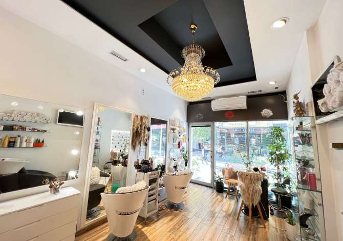 Astir prane Bar Univers, qendër estetike parukeri me qira