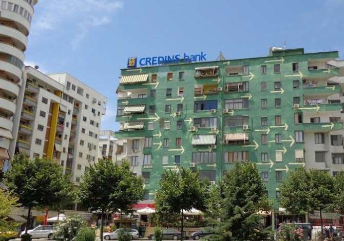 Dyqan në shitje pranë Pallatit me Shigjeta