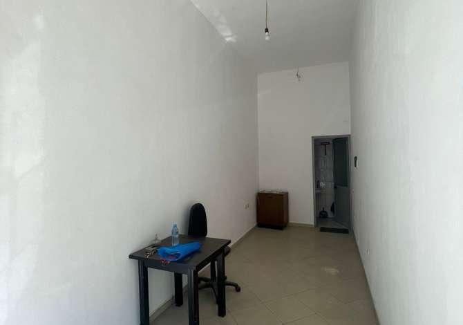 Dyqan ne shitje prane Pallatit me Shigjeta