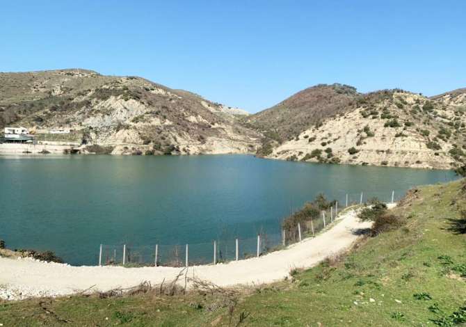Tokë për shitje në Liqenin e Pezë Helmes