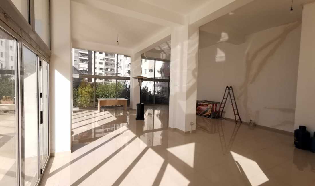 Jepet me qera ambjent ne ‘’Astir’’. 