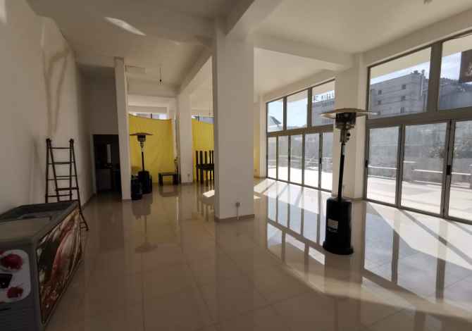 Jepet me qera ambjent ne ‘’Astir’’. 