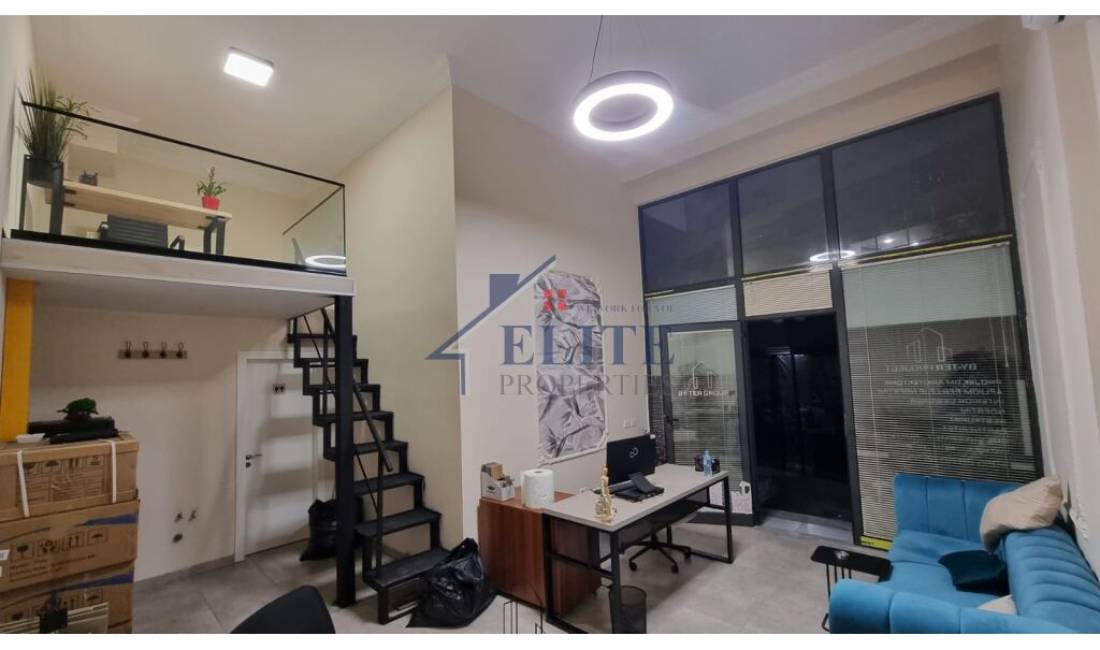 Dyqan me qira , Astir