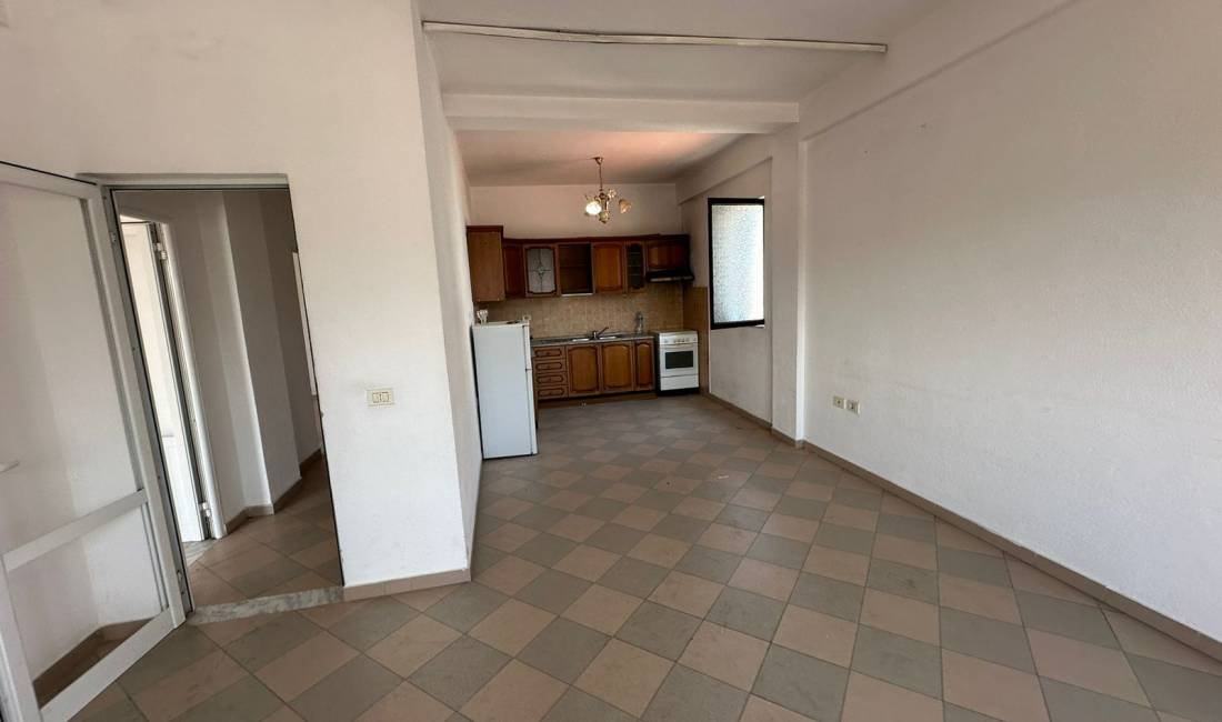 Shtepi ne shitje Apartament ne Tirane, 2+1, Mobilimi Bosh, pa mobiluar, Pagesa 120,000  Euro.
