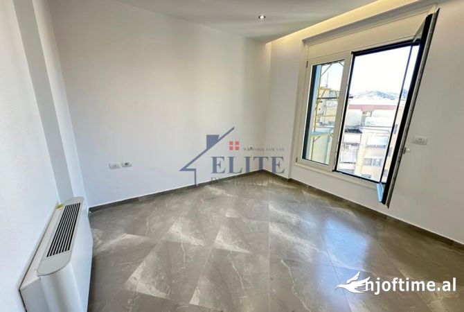 Ambiente Commerciale in Affitto 3+1 a Tirana - 1,300 Euro