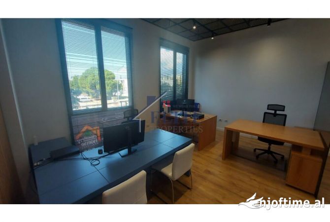 Ambiente Commerciale in Vendita 3+1 a Tirana - 126,600 Euro