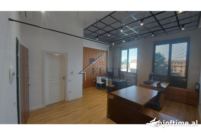 Ambiente Commerciale in Vendita 3+1 a Tirana - 126,600 Euro