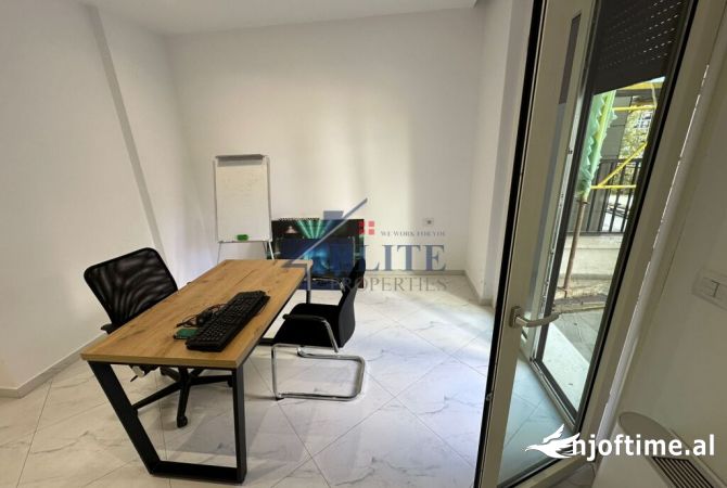 Ambiente Commerciale in Affitto 3+1 a Tirana - 1,300 Euro