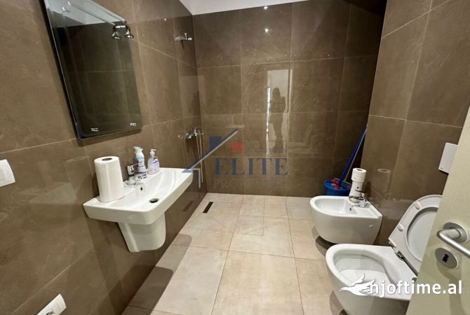 Rruga e Kosovareve, zyra me qira  