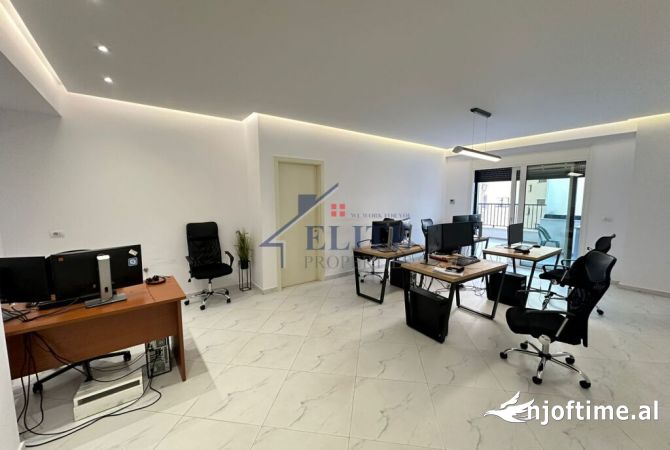 Ambiente Commerciale in Affitto 3+1 a Tirana - 1,300 Euro