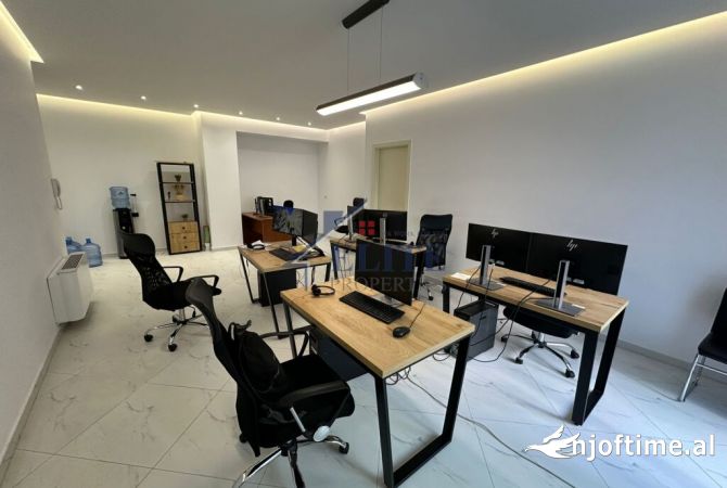 Ambiente Commerciale in Affitto 3+1 a Tirana - 1,300 Euro